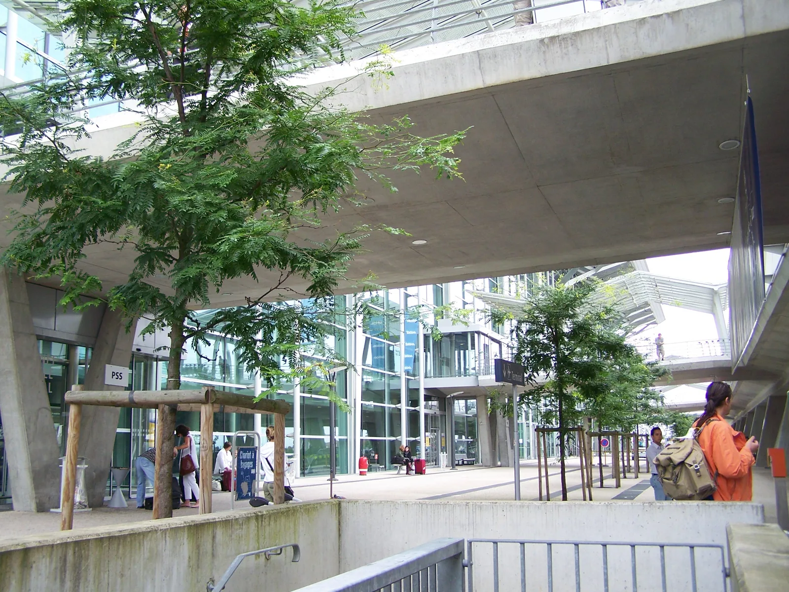 Fachada y zona de acceso a la terminal del EuroAirport Basilea-Mulhouse-Friburgo.
