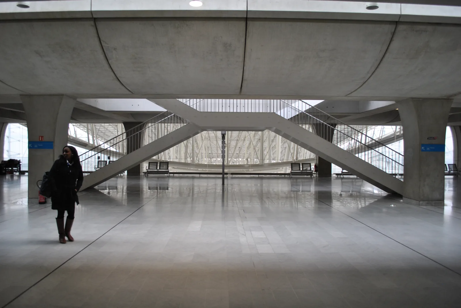 Escaliers, passerelles et verrière à l’intérieur du terminal 2E de Paris CDG.