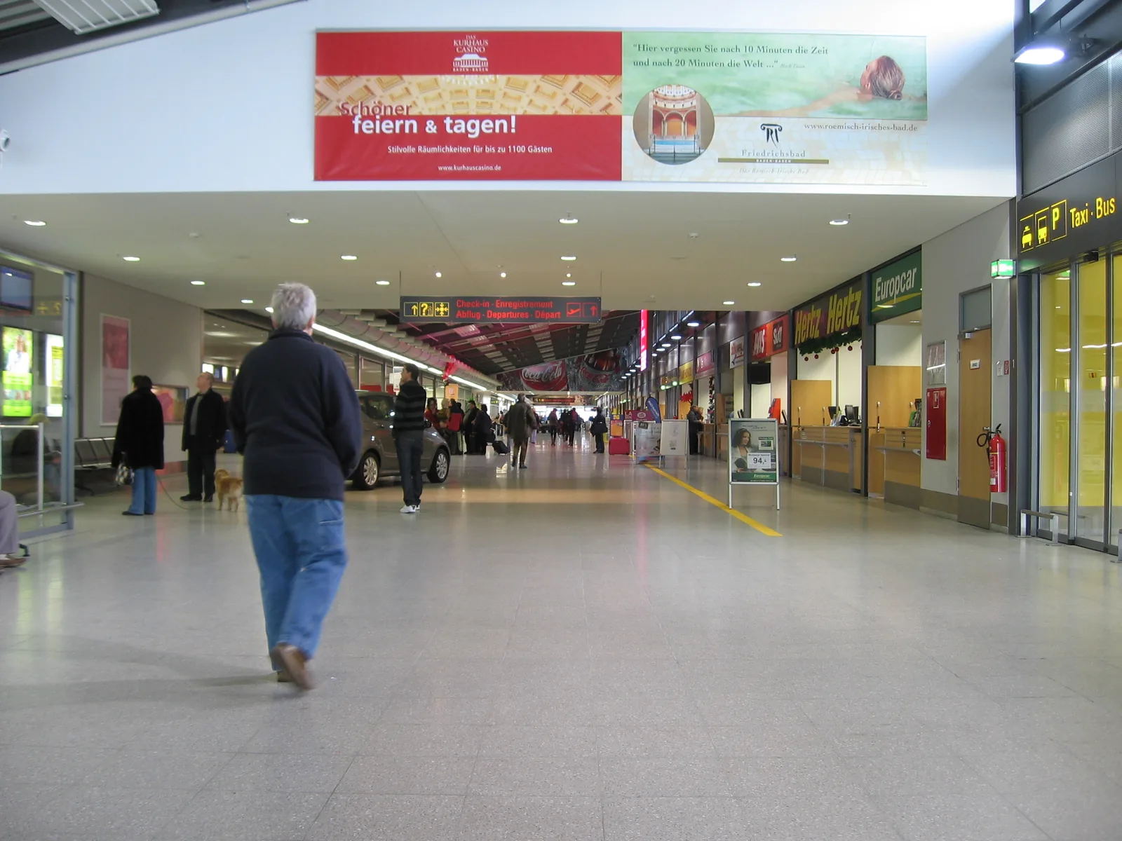 Hall intérieur du terminal de Karlsruhe/Baden-Baden avec indications départs et taxis.