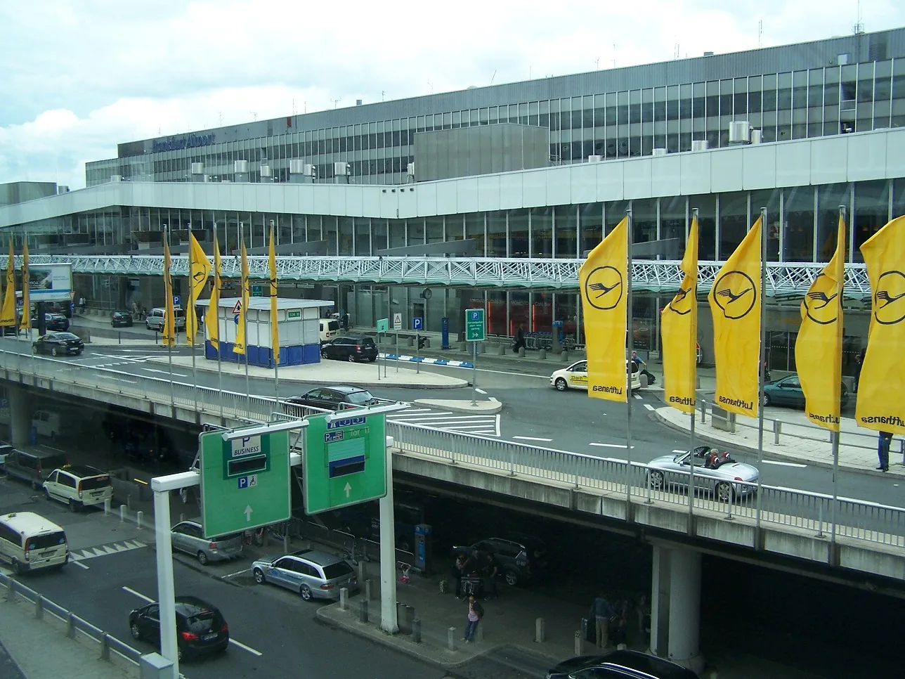 Façade, accès routiers et stationnement devant le terminal 1 de Francfort FRA.