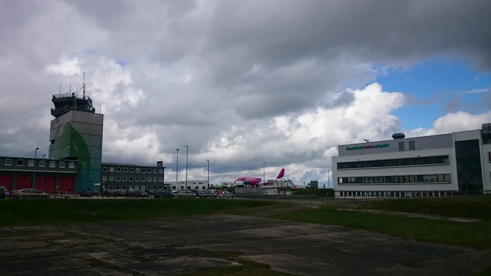 La tour et le terminal portant le nom Frankfurt-Hahn Airport.