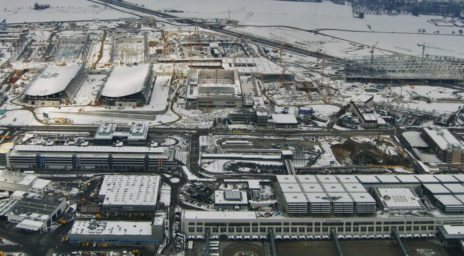 Vue aérienne des terminaux de l’aéroport de Stuttgart et des bâtiments voisins.