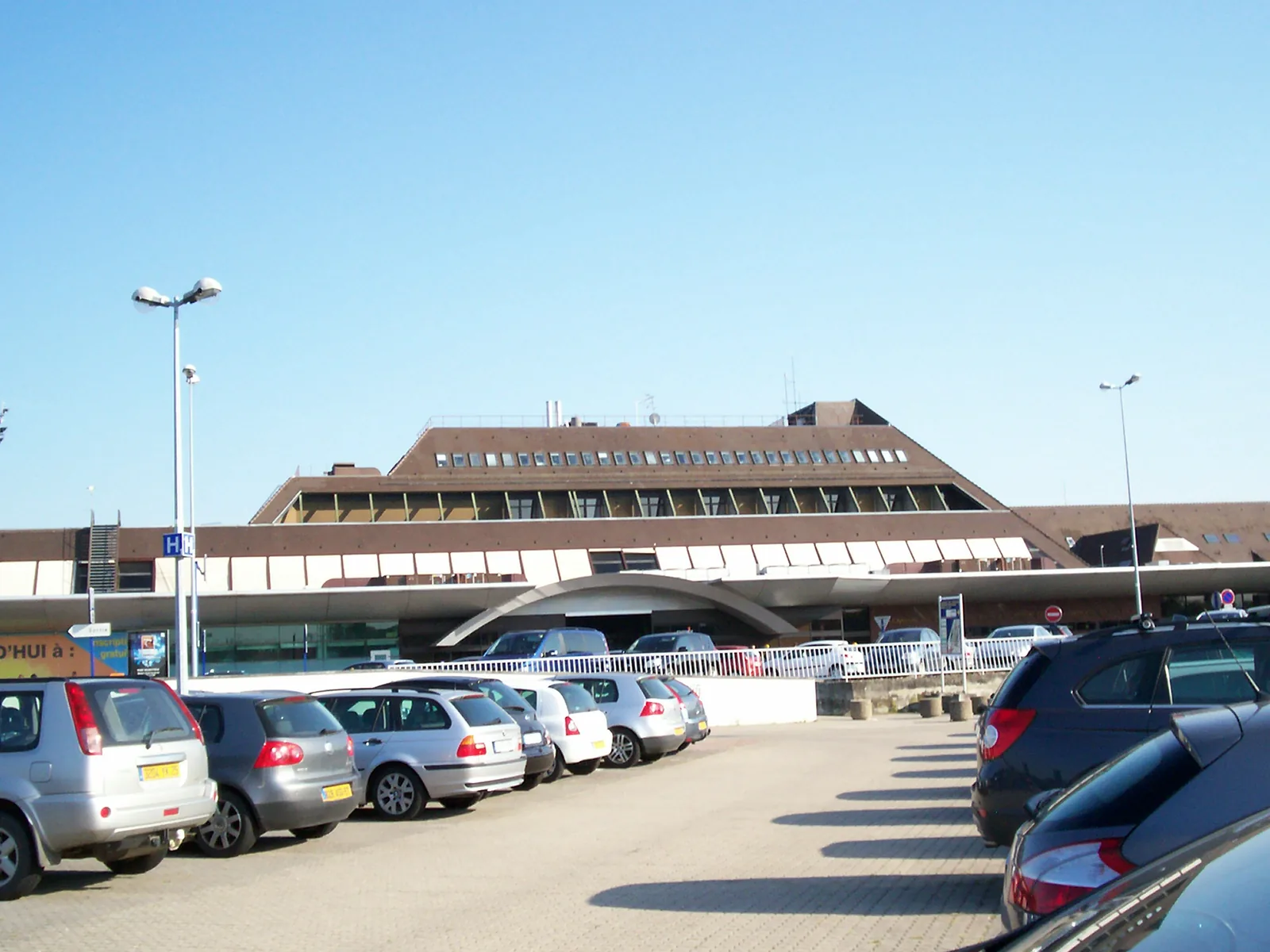 Terminal and road access at Strasbourg-Entzheim Airport.