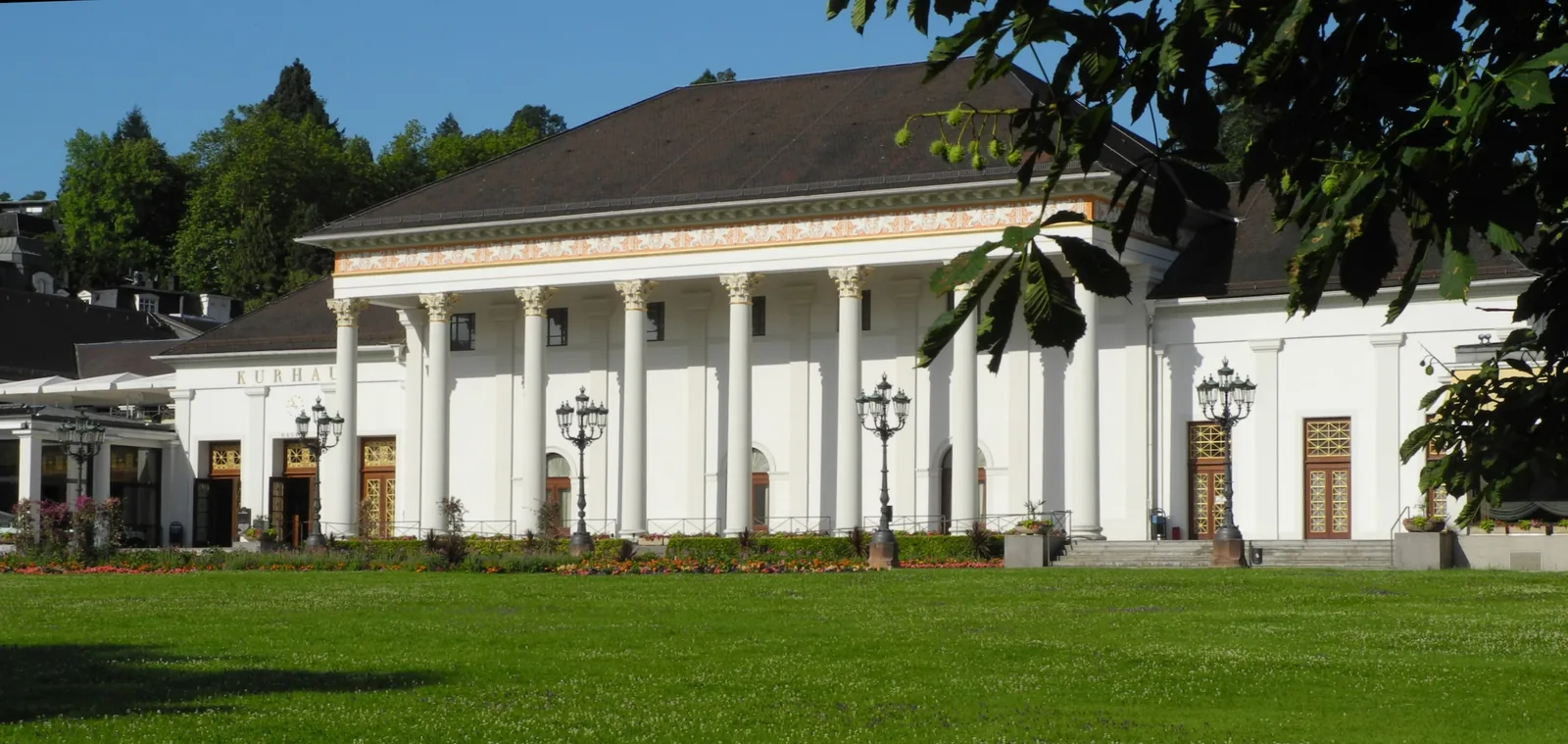 Façade et jardins du Kurhaus de Baden-Baden.
