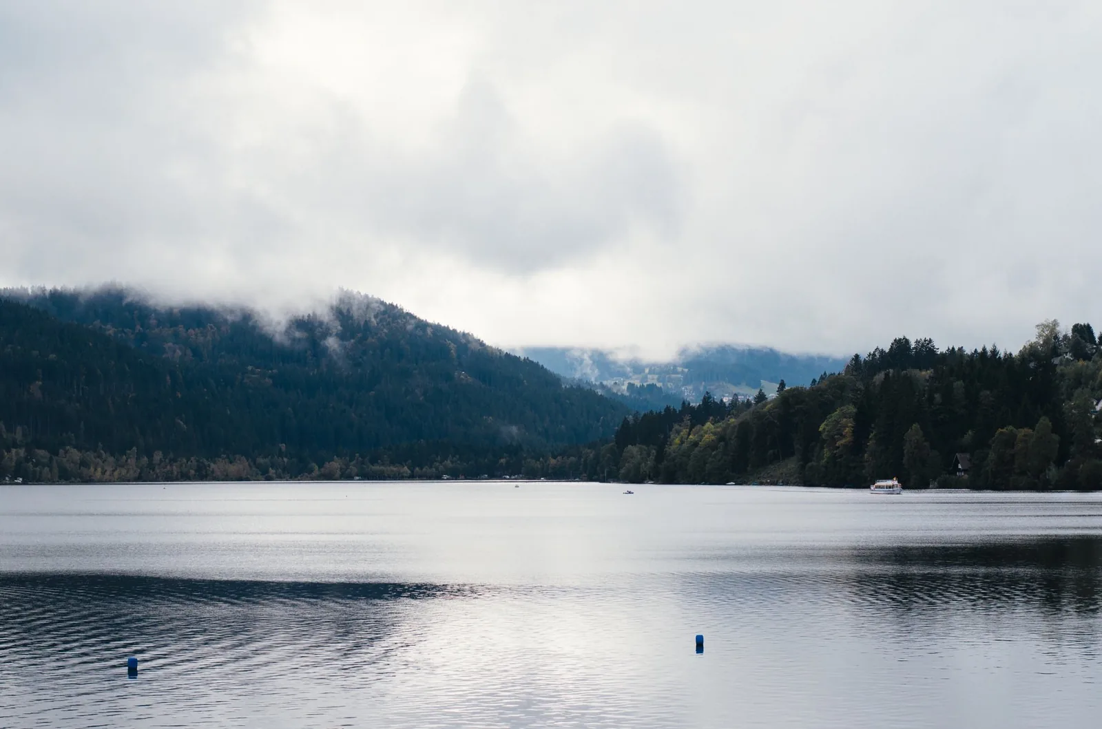 Le lac Titisee et les collines boisées de la Forêt-Noire dans la brume.